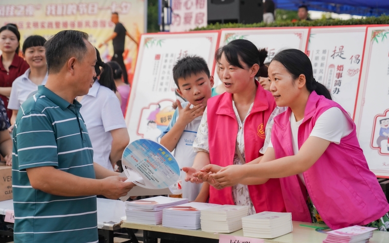 “鳳娃之夜?我們的節(jié)日——七夕”新洲區(qū)文明實(shí)踐暨婚俗新風(fēng)游園會(huì)。